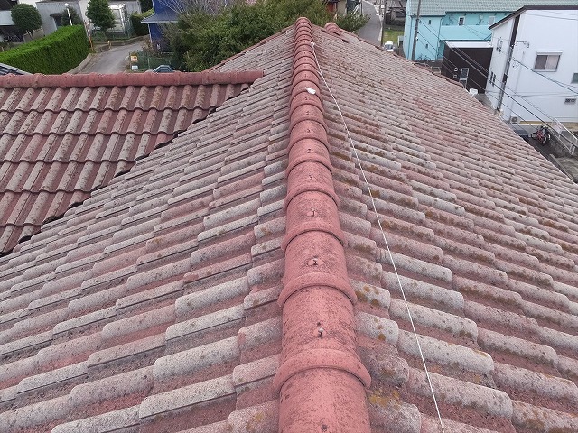 大垣市でモニエル瓦の屋根を点検し、釘がゆるみ棟のがたつき、固定不良、漆喰の劣化を確認